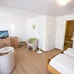 Gaestehaus Wissler 토트나우